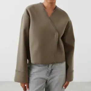 Jätte nice ”blanket stitch jacket” i färg Falcon från Gina tricot, storlek XS💕🙌 Endast använd 2 gånger så jättefint skick!fin som kofta och vårjacka, både knäppt som oknäppt 🫶Skriv vid funderingar, frågor osv. Bilderna är mina egna! Pris kan diskuter