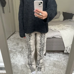Ormskinn byxor - Säljer dessa jeans från zara med ormskinnsmönster. De är högmidjade men det är inget man tänker på med tröja över. Har du någon fråga är det bara att höra av dig🫶🏻