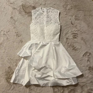 Studentklänning  - Vit helt ny klänning. Står ingen storlek men passar XS & S 