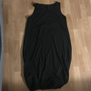 Shein klänning i st 2XL - Säljer denna jättefina sommarklänningen ifrån SHEIN, den är i storlek 2XL men den passar även till någon mindre storlek eller större, den är väldigt stretchig utav sig. Använd en gång, nypris 150kr, säljer den för 50kr. plus eventuell frakt/mötas upp