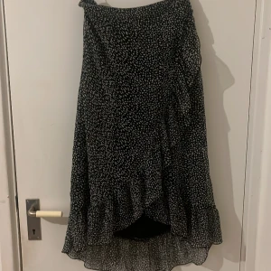 Somrig tjol - En prickig och luftig sommartjol som är knälång. Använt ett fåtal gånger och är köpt på vero Moda i storlek S.