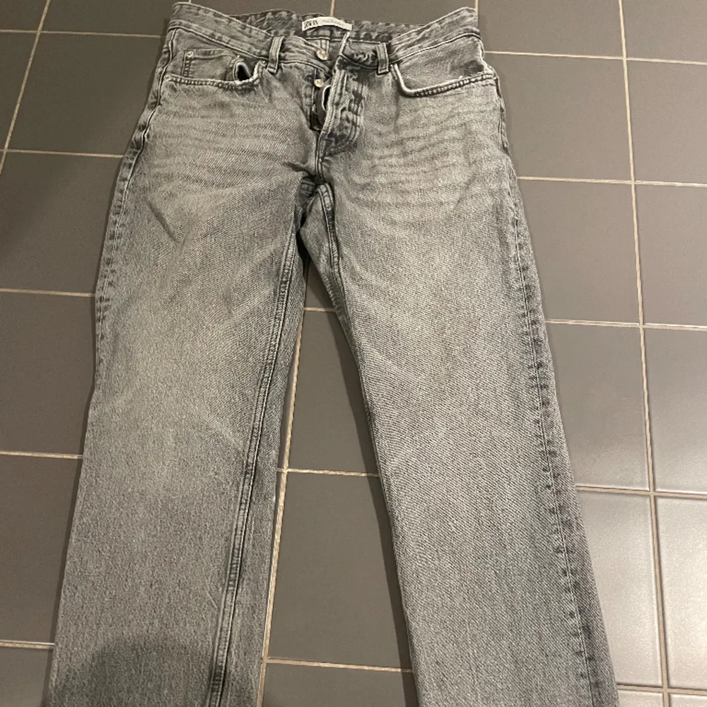 Ett par schysst zara jeans som jag har använt en hel del. de är i storlek 40 (zaras storlek)👍 . Jeans & Byxor.