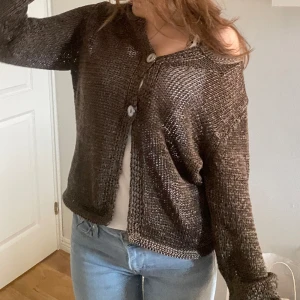 Stickad brun kofta - Brun stickad kofta, perfekt till tidig vår och sena sommar kvällar. Helt perfekt skick, nästintill oanvänd. Jätte skönt material💕