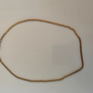 Guldhalsband  - Hej!  säljer mitt guldhalsband   Längd 48cm  fint inget inte sönder någonstans   tänkte mig 750 men kan gå ner vid snabbaffär   kan mötas eller frakta köparen står för frakt och den skickas med spårbart så ni ser vart erat paket är :)  Mvh 