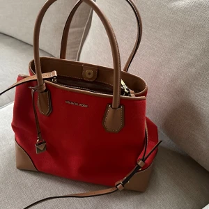 Michael Kors - Orange väska - Säljer en fin väska från Michael Kors i oranget tyg! Mycket fin!