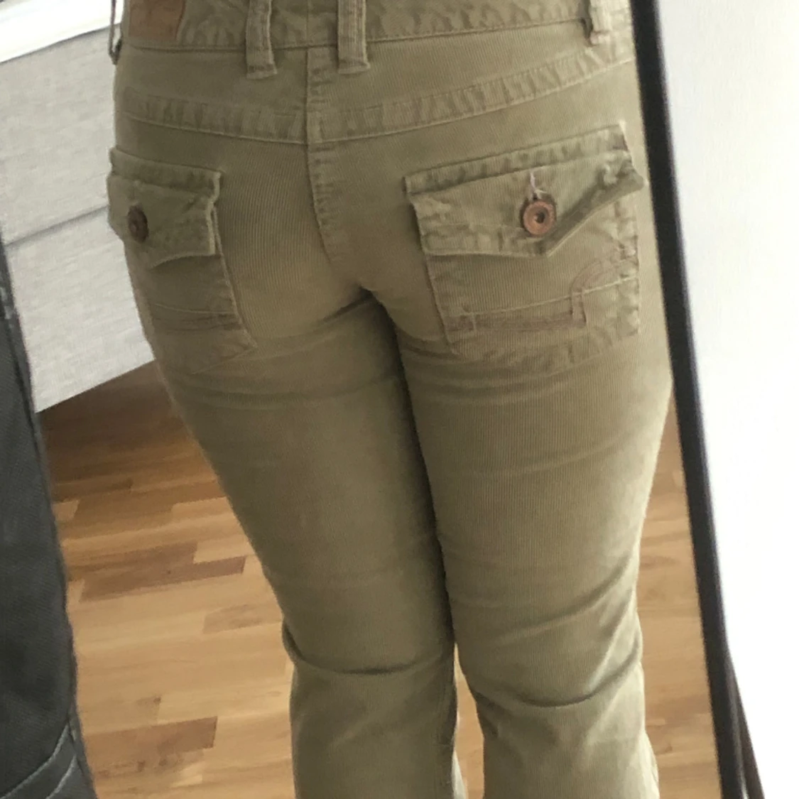 Lågmidjade utsvängda byxor - 90