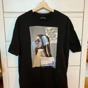 Jättefin, svart Oversized t-shirt i nytt skick, köpt på Asos! Strl M! 