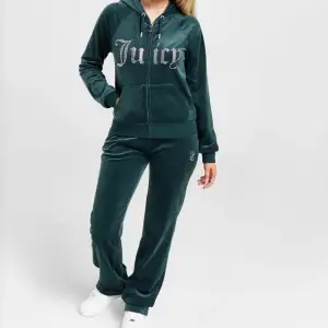 säljer denna fina mörkgröna juicy couture dress! köpt från JD sports i butik, storlek xs på koftan och s på byxorna! den är inte mer än 1v gammal och den är använd 1-2 gånger så den är som ny! säljer hela dressen för 500kr