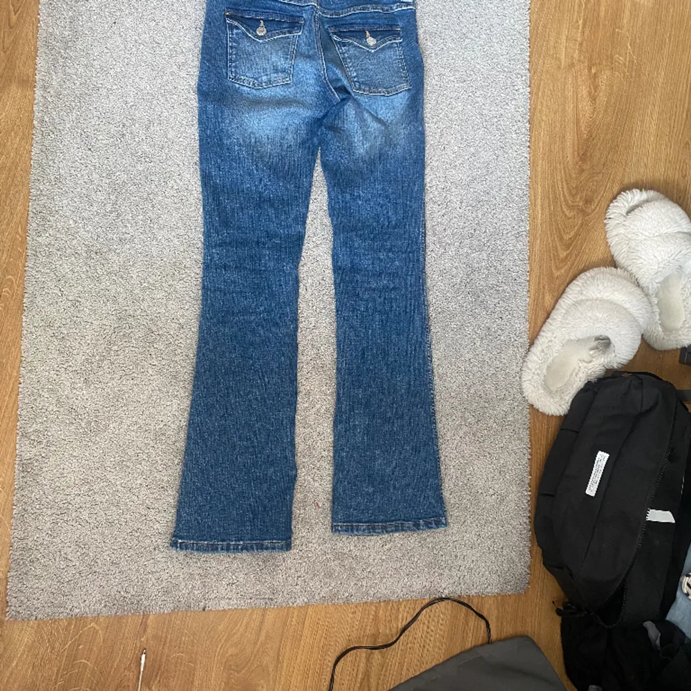 Säljer dessa jeans då jag inte har användning av de längre🥰💜 De är i jättebra skick då jag endast använt de ca 5-7 gånger skulle jag tro💖😻 Säljer de för 150 kr❤️Men pris kan såklart diskuteras💖🥰😻❤️. Jeans & Byxor.