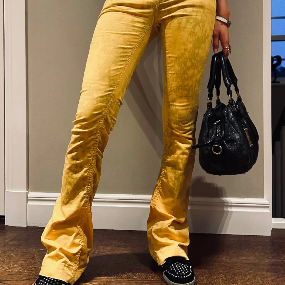Så coola gula tiedye jeans💛 modellen är 170 och bär oftast XS/S. Midjemått rakt över: 37cm och innerbenslängden:83 cm. Köp sker via ”köp nu” eller via vår instagram: retrochics.uf. Jeans & Byxor.