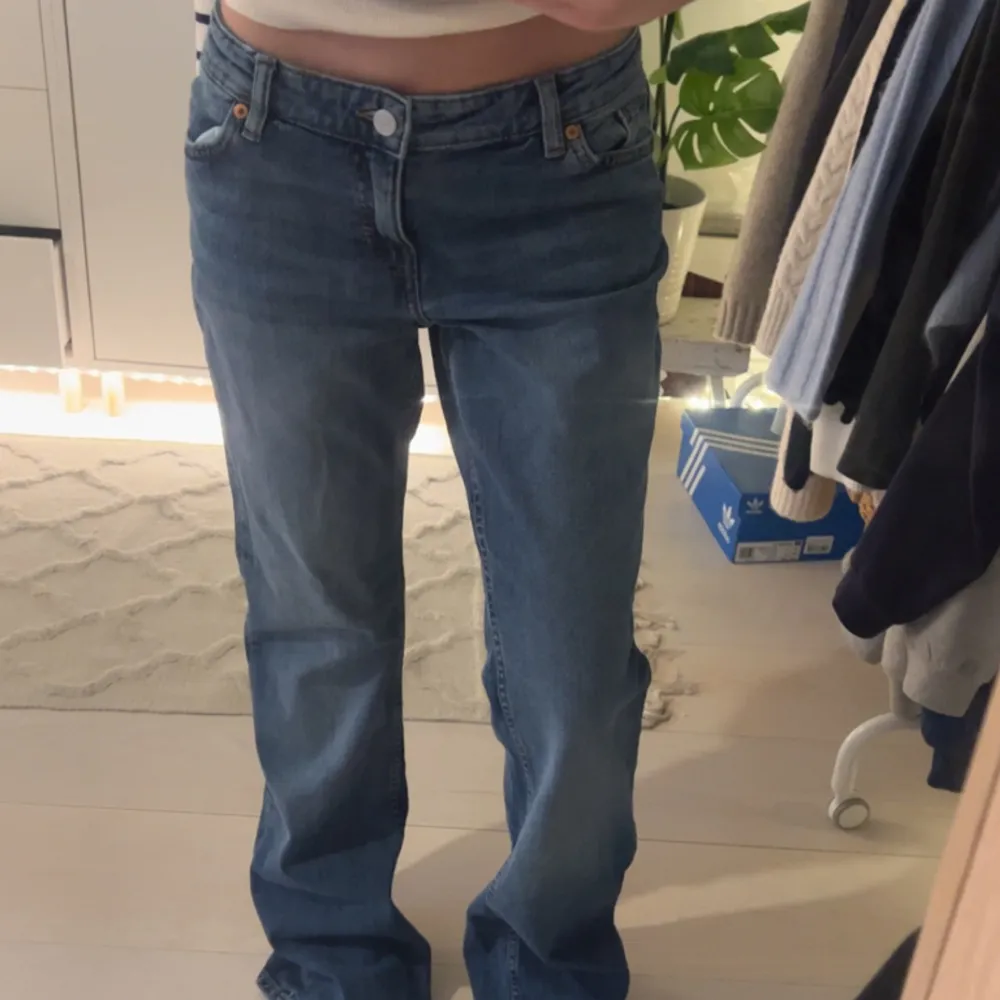 Helt oanvända jeans från Monki🙌🏼Midjemått: 34cm rakt över, Innerbenslängd: 79cm. Jeans & Byxor.