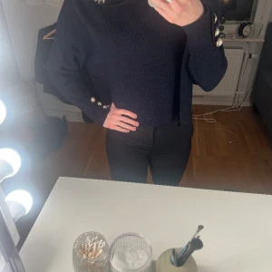 Blå stickad tröja med detaljer  - Säljer denna otroligt fina stickade tröjan från zara då den tyvärr inte kommer till användning längre då jag har andra, otroligt fina detaljer på ärmarna och väldigt skön🥰
