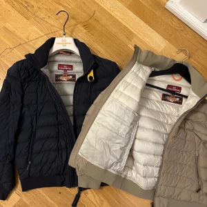 Parajumper Strl S 800kr/st - Säljer 2 parajumper för tjejer storlek S (barn) 1000kr för båda 