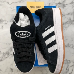 Adidas Campus 00s Black Gum gs - Helt nya och oanvända Adidas Campus Black Gum gs. Storlek: 38 2/3. Vita skosnören finns med! Kolla gärna in min nya Instagram ”Ospeka_Supply” där jag kommer lägga ut skor med.   Skicka ett dm vid frågor eller mer bilder.  Mvh, Oscar 
