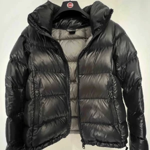 Colmar jacka - Svart colmar jacka i storlek XS, nypris 5600 kr. Väldigt fint skick och sparsamt använd förutom en liten reva på ryggen som enkelt går att laga (se bild 3).Säljer då den inte riktigt är min stil längre.
