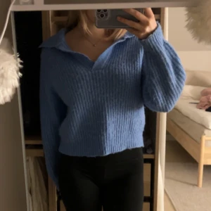 Stickad tröja - Säljer denna super mysiga stickade tröja! Använd ett par gånger💕