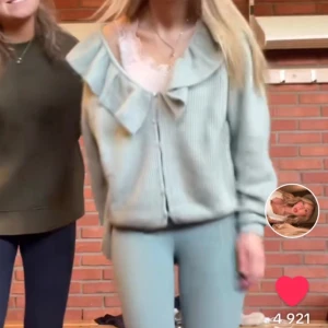 Grön kofta  - Super fin oanvänd loft med volanger från hm! Passar perfekt till våren💞 skriv om ni vill ha egna bilder eller vill ha frågor. Passar mig som har s i tröjor💕