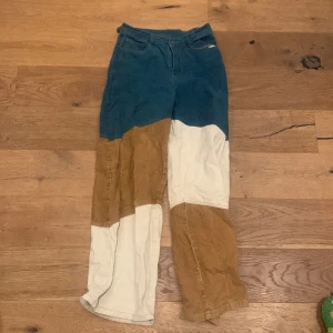 Byxor  - Färgglada byxor  Högmidjade byxor  Bra skick i storlek Xs Säljer då dom var lite stora i midjan för mig 