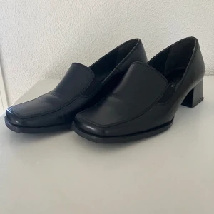 Klackskor med fyrkantig tå - Superfina klackskor som tyvärr är för små för mig. De är storlek 36, och ser rätt nya ut, det ända är att de är lite slitna vid klacken annars ser de bra ut❣️