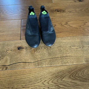 Adidas fotbollskor Paul Pogba collection - Ett par sällsynta adidas laceless fotbollskor i storlek 40 2/3. Skick 8/10. 