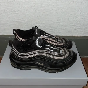 Nike air Max 97 - Ett par Nike air Max 97 i bra skick, 6-7/10. Använda ett fåtal gånger, sen har de bara stått utan användning. Nypris på Nikes hemsida -2300kr. Mitt pris 700kr Priser kan diskuteras vid snabb affär 🤝