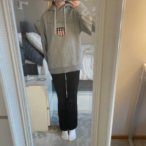 Grå GANT tröja - Jag säljer en grå GANT tröja i storlek XS, bra skick använd bara ett par gånger, du står för frakt!! Du kan buda!! 