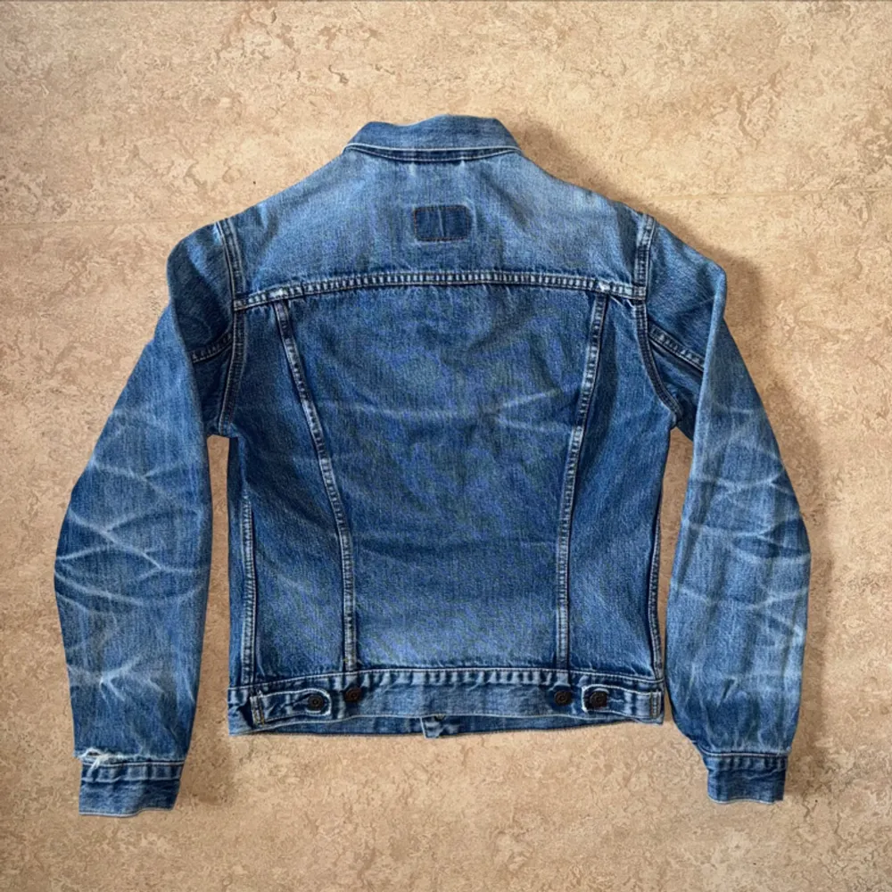 Vintage Levis jeansjacka med artikelnummer: 70590 Storlek: L (Dam) men sitter mindre. Hål i armana, syns på bilden. . Jackor.