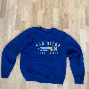 vintage sweatshirt i hyfsat bra skick köpt på secondhand storlek M 