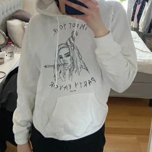 Billie Eilish hoodie - Vit ”Party favor hoodie” från Billies original kollektion. Sitter något stort på mig som är 177cm lång, alltså stor i storleken. Använd ett fåtal gånger. :) Pris går att diskutera!