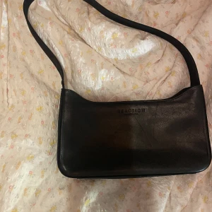 Svart y2k handväska - handväska i svart läder med tre fack och ett litet innerfack 