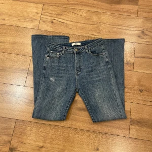 Jeans  - Säljer dessa fina jeans eftersom de är för stora. Endast använda fåtal gånger, tveka inte med att skriva vid frågor eller behov av fler bilder! Skriv gärna eget prisförslag, priset kan diskuteras💕