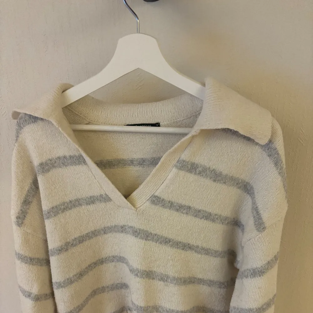 Säljer denna superfina stickade tröja från Gina Tricot som tyvärr blivit för liten. Använt mycket under 2 år och den är lite urtvättad. Supermysig och älskar att den är v-ringad med en liten krage.. Stickat.
