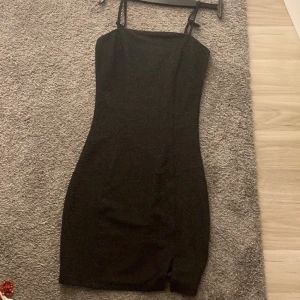 Klänning  - Klänning svart OBS! Skriv till mig privat kostar 70 kr storlek XXS 
