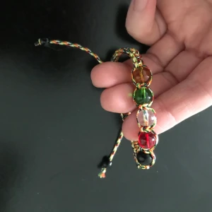 Handvävning 7 färgglada Armband  - Med 5 färgade pärlor  Justerbar stlk 