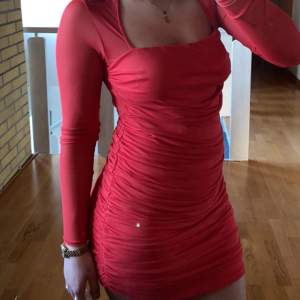 Säljer denna sexiga röda klänning Perfekt för fest/klubb!🌹