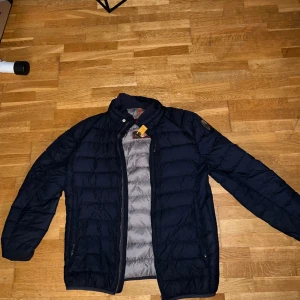 Parajumper jacka herr (äkta) - Jag säljer en äkta parajumper jacka. Nypris:4600kr.   Jackan är i perfekt skick och enda anledningen att jag säljer den är stilbyte. Priset kan såklart diskuteras då jag även tar emot inbyte.