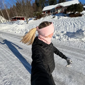 Fleece buff och pannband  - !BESTÄLLNINGS PRODUKT! Egen sydda fleece buffar och pannband i rosa, ljusblå, mörkblå, svart, vit, mörkgrön, röd eller grå. Produkten förbeställs och det tar cirka 2-4 veckor innan den levereras! Går att köpa buff eller panband för 180kr/st