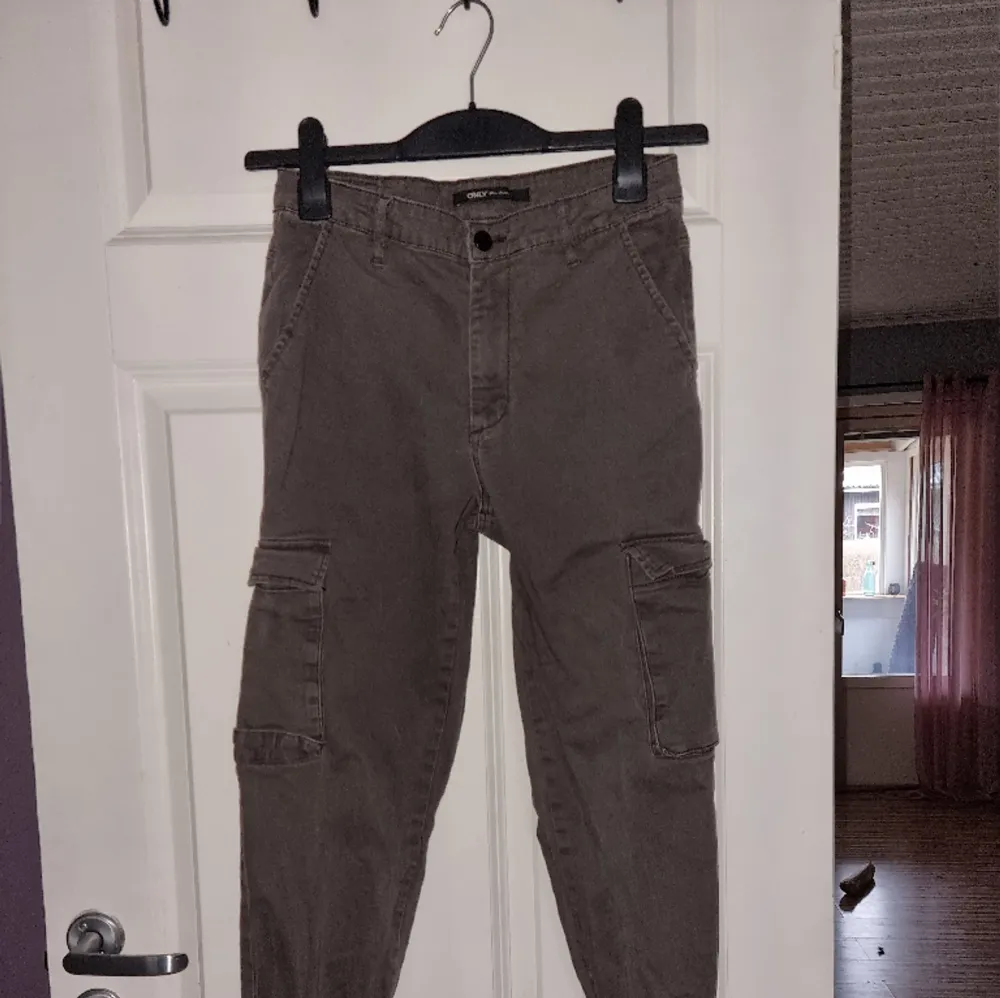 Gråbruna byxor från only i stl 36/32.. Jeans & Byxor.