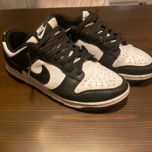 Nike dunk panda - Säljer mina dunk lows för jag inte använder dom lägre. Dom är väl använda. Condition 4/10. Nypris 1400kr