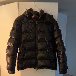 Moncler maya - Storlek 3 Ny pris 16.000 Cond 8/10 Inga skador 100% äkta 