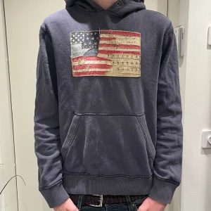 Ralph Lauren Hoodie - Riktigt skön och trendig Ralph Lauren hoodie perfekt nu till våren som inte säljs längre ~ Skick 8/10 ~ Storlek S ~ Nypris: 2300kr ~ Mitt pris: 689kr🙌🏼🙌🏼✌🏼✌🏼