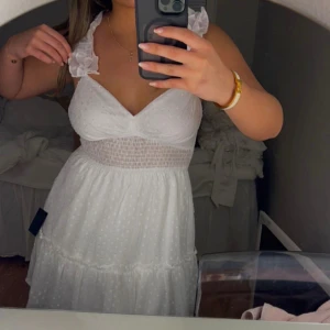 Lulus vit klänning  - Fin vit klänning, perfekt till sommar o student! Köpte på Lulus hemsida men ska lämna tillbaka, det är dyr frakt från hemsidan därför kollar jag om någon är intresserad🤍