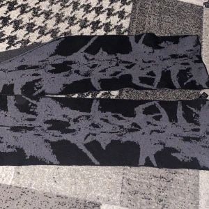 Weekday halsduk  - Bra kvalite håller värme bra skön tygg finns inte mycket att säga de ba skön halsduk me cool design