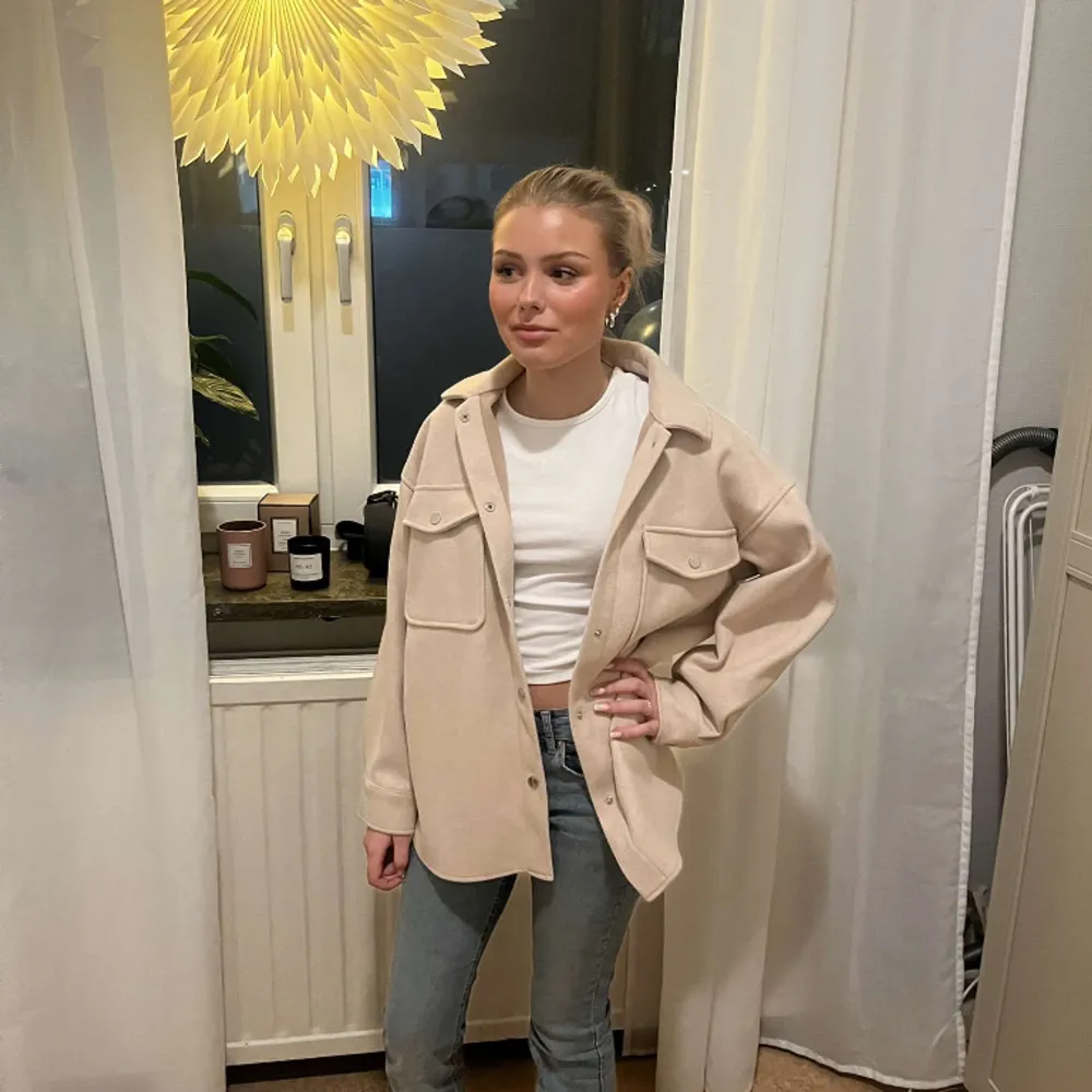 Beige kapp från Zara i nyskick, storlek S. Jackor.