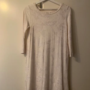 Vit klänning  - Skön stretchig vit klänning, med fint detaljerat tyg, 3/4 ärm som passar till våren/sommaren. Xs i storlek men passar även small. Använd endast två gånger.