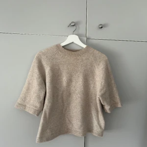 &other stories t-shirt - Populära stickade tröjan från &other stories, fint skick och normal i storleken💗