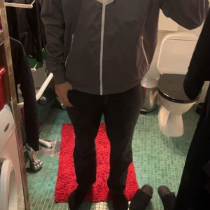 Nike grå jacka till ett utmärkt pris😋 - Denna jacka är i 10/10 skick och passar till allt, säljer den till ett billigt pris i och med att jag inte själv använder den så mycket. Nypris var 750!