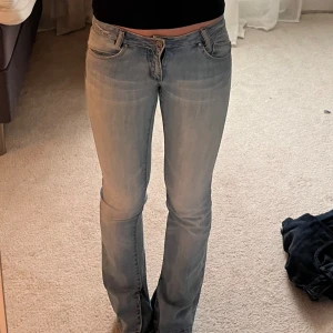 Lågmidjade bootcut jeans  - Så fina ljusblåa lågmidjade utsvängda jeans💘💘 Innebenslängden är 80cm och midjemåttet är 75 cm runt hela