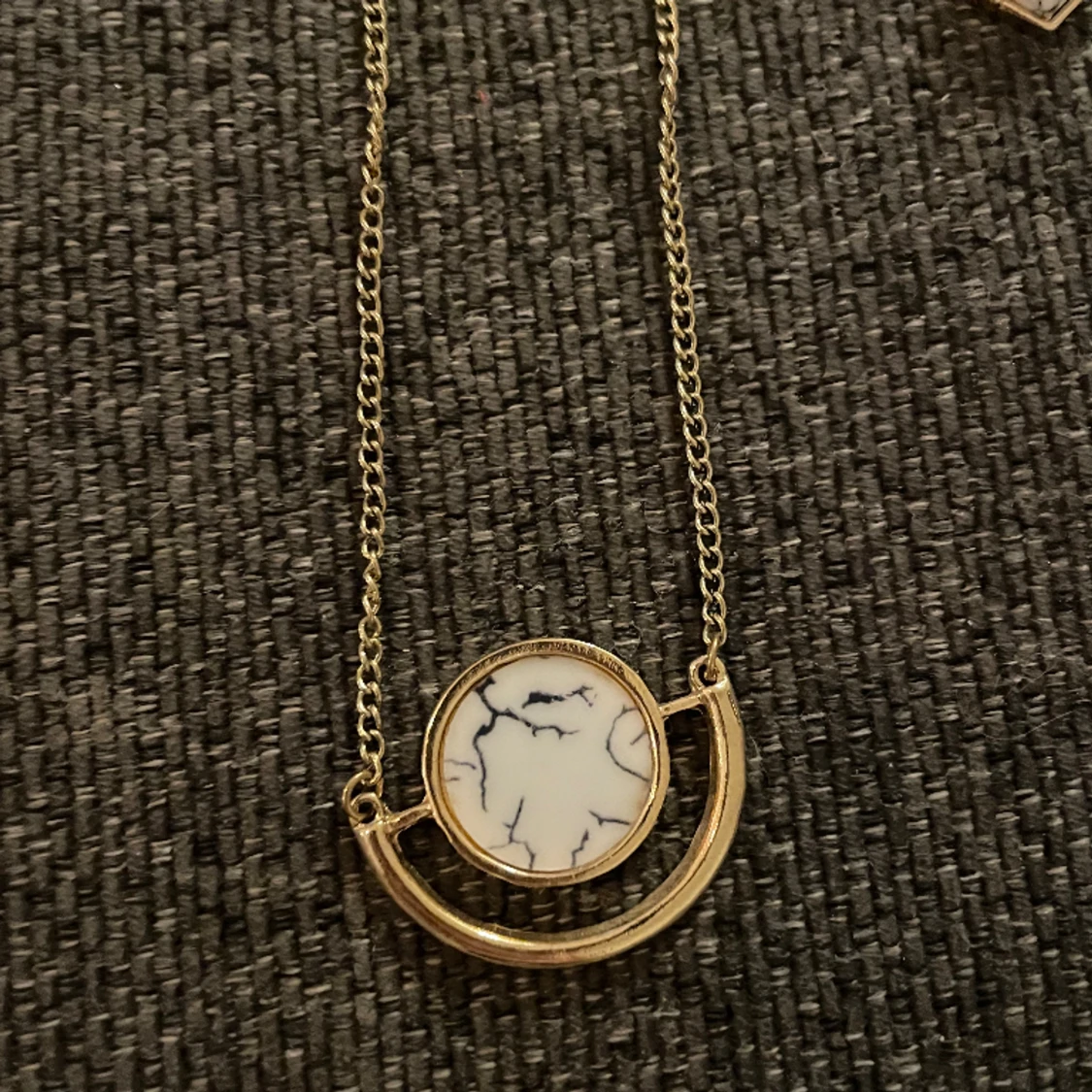 Ser halsband o örhängen - 90