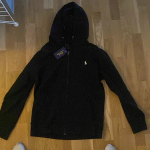 Ralph lauren zip hoodie - Tja säljer min zip hoodie som jag köpte för inte så längesedan den är för liten för mig men passar runt S/M 